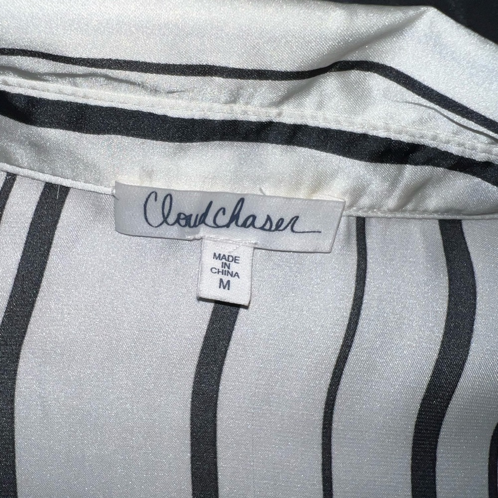 4/$10 Bundle Sale: EUC Long Sleeve Blouse - Picture 6 of 6